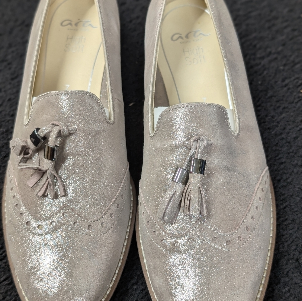 Ara Kayla Women Flat/Loafers Size 7. Slivery-Goldish Color. Brand-new No tag/Box
